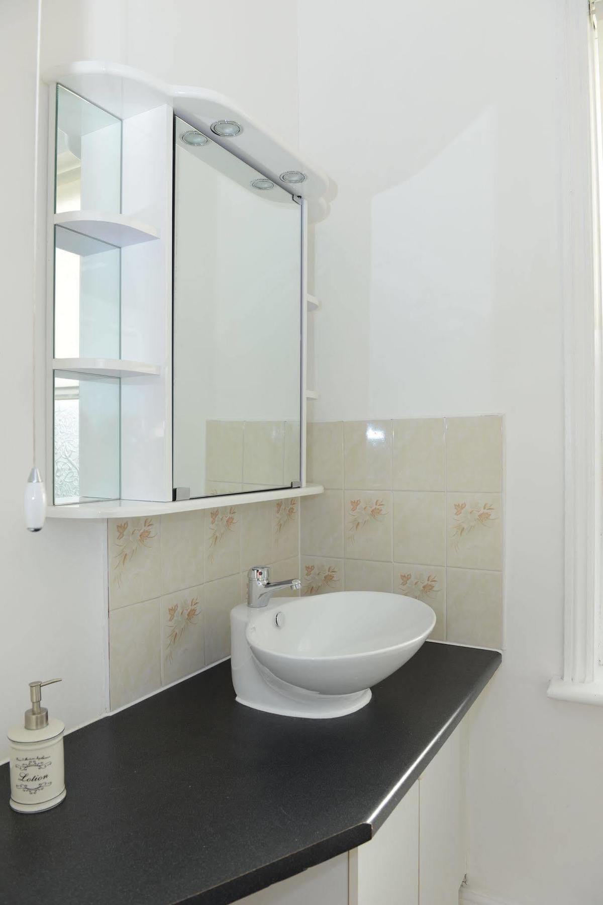 F3 2 Bedroomed Town House - Free Parking - Super 150 Mbps Wifi Near Gavin N Stacey Film House - 1 Free Dog Allowed Барри Экстерьер фото